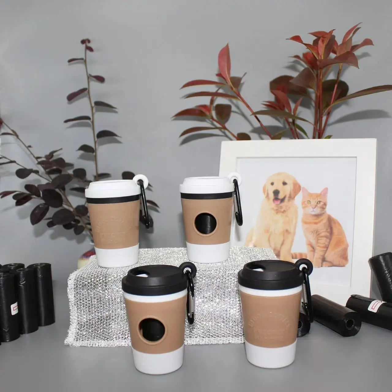 Dispensador Portátil de Bolsas para Popó – Diseño Vaso de Café para Mascotas