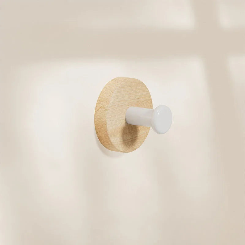 Gancho de Madera Autoadhesivo – Moderno, Minimalista, Ideal para Ropa, Toallas, Bolsas y Llaves